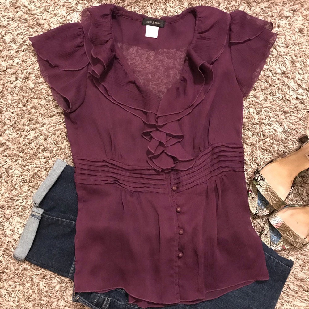 Blouse with short sleeves and front bottoms